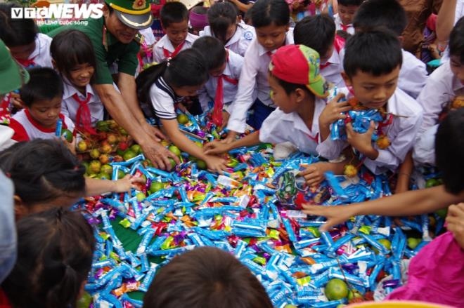Border guards help poor children celebrate Mid-Autumn Festival